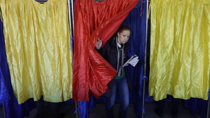 Romanian election: right-wing candidate takes surprise lead in 1st round