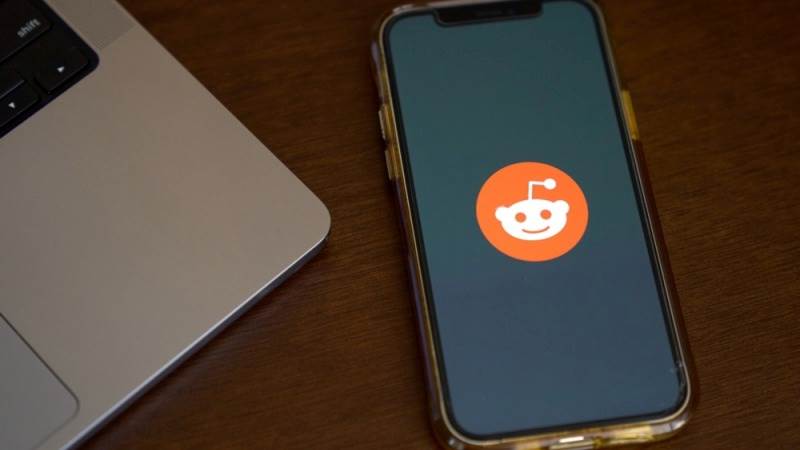 Reddit tests AI-powered answers feature