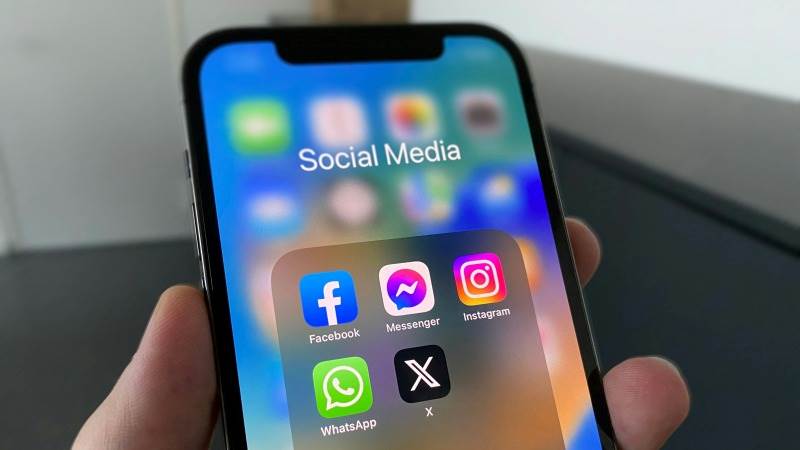 Users report issues using Instagram, WhatsApp