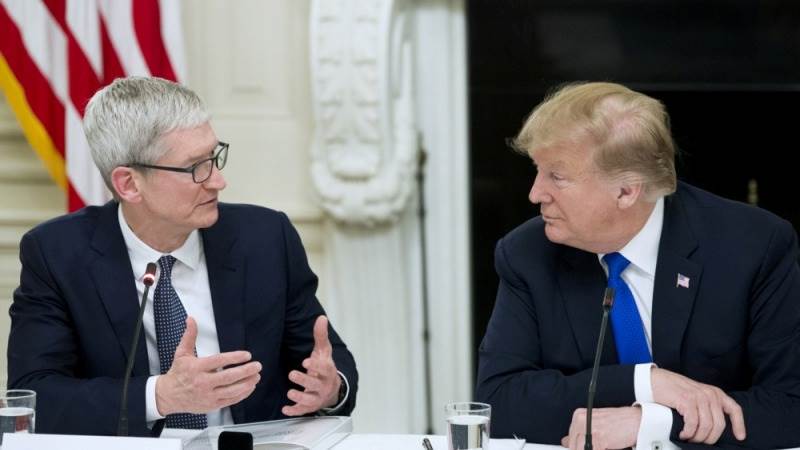 Tim Cook to meet Trump for dinner at Mar-a-Lago