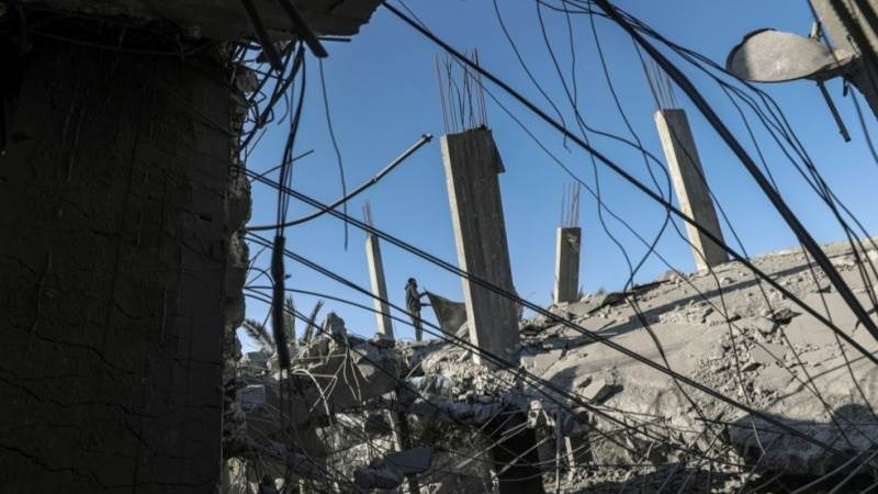 Israeli forces plant explosives near Gaza hospital