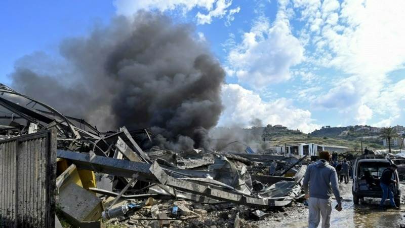 Israel bombing buildings around hospital in Gaza