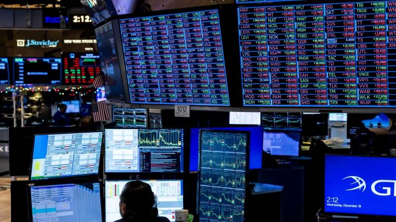 Wall Street deepens losses, Dow drops over 500 points