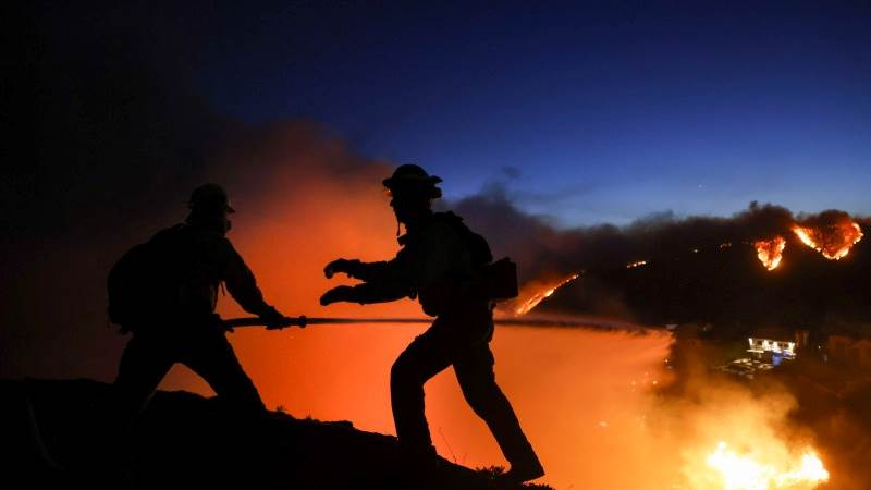 Los Angeles Fire Dept. seeks more help to battle 2,921-acre blaze