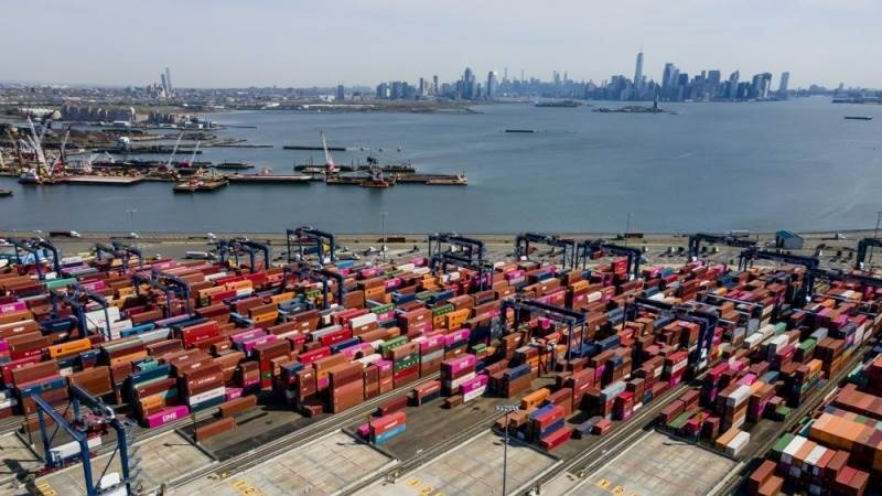 US dockworkers reach deal to avoid strike