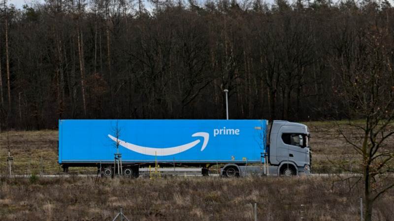 Daimler lands record order over 200 trucks from Amazon