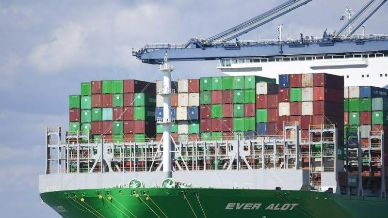 UK trade deficit up to £10.8 billion in November