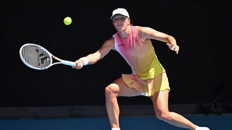 Swiatek beats Navarro, advances to Australian Open SFs