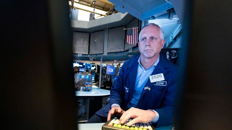 US markets close higher, Dow up 400 pts