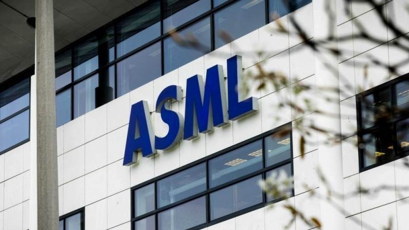 ASML shares slide 8% as DeepSeek shakes AI market