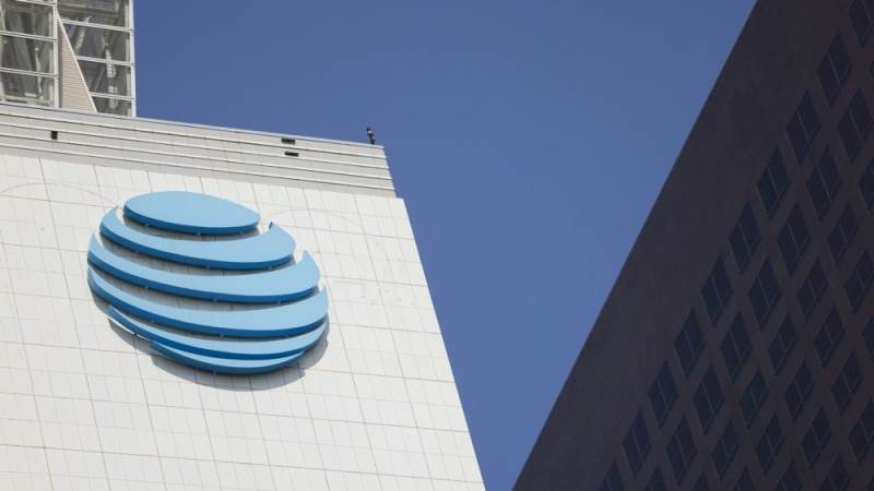 AT&T’s revenue up 0.9% to $32.3B in Q4