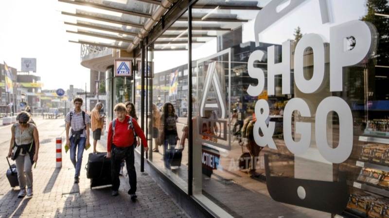 Euro area consumer confidence improves in January