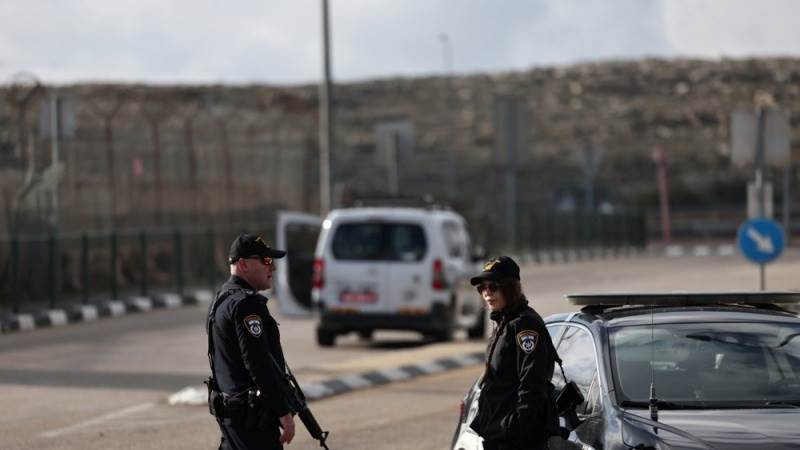 Bus likely carrying Palestinian prisoners leaves Ofer prison