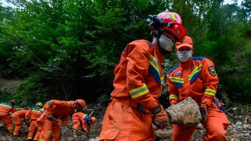 Over 30 missing in China landslide