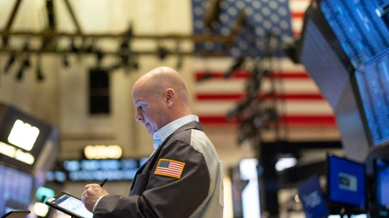 US closes with sharp losses amid data