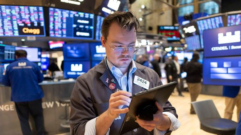 US extends losses, Dow drops 450 points