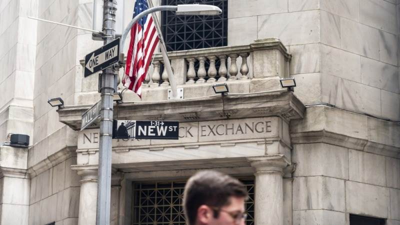 US closes mostly down amid economic uncertainty