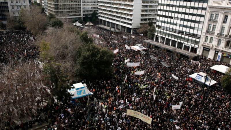 Several injured as police, protesters clash in Greece