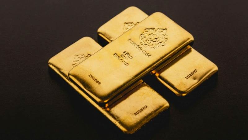 Gold jumps 1% amid trade brawl