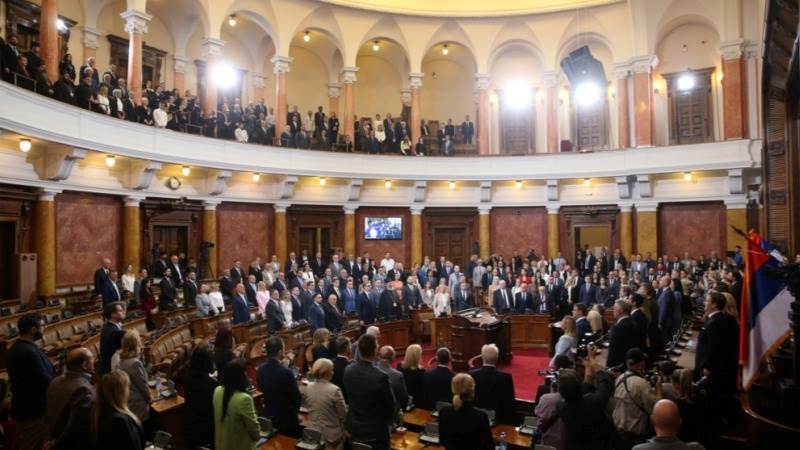 Smoke grenades thrown in Serbian parliament