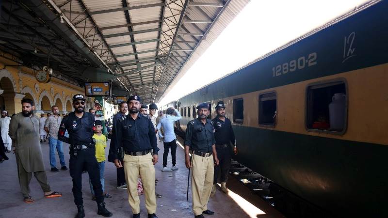 Pakistan militants threaten to execute train hostages