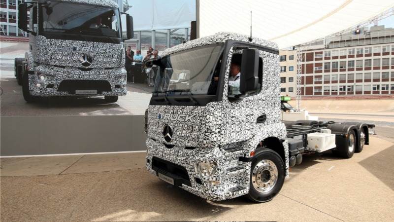 Daimler Truck’s Q4 revenue drops 4% to €14.3B