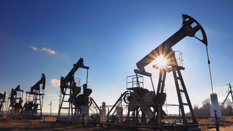 Oil higher as API reports 3.9 mln stocks decrease