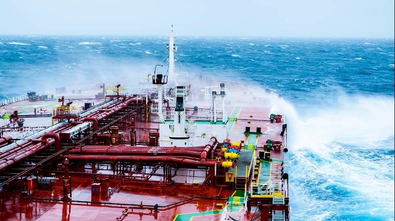 Crude extends gains on EIA data, API report