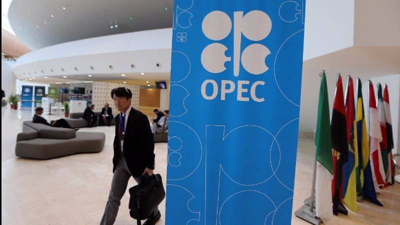 Crude continues rally, adds 4% ahead of OPEC meeting