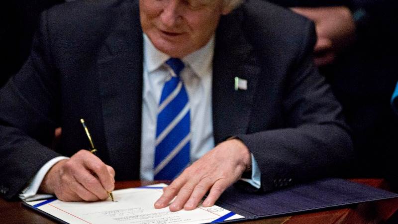 Trump to sign orders aimed at reducing tax burdens