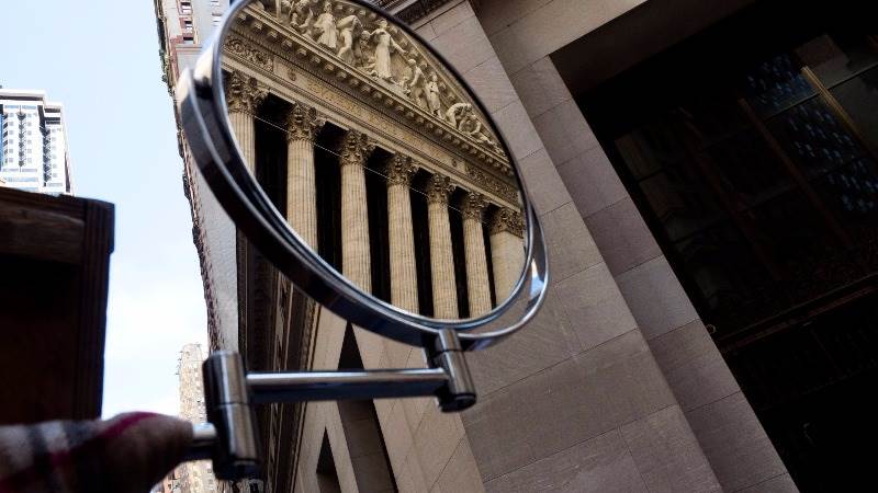 Wall Street pares gains on new Trump controversies