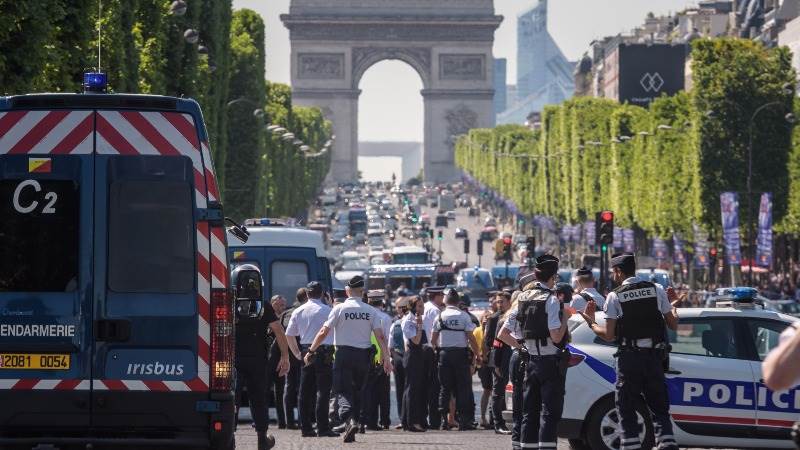 French minister: Paris attacker dead, car contained explosives