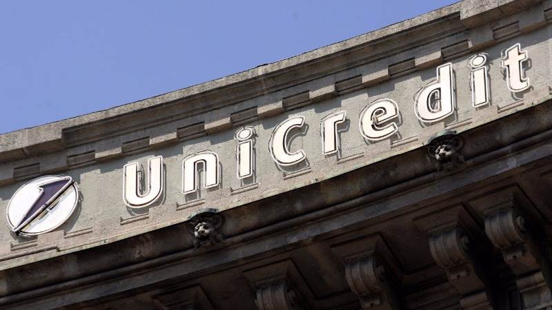 UniCredit inks sale of bad loans to Pimco, Fortress