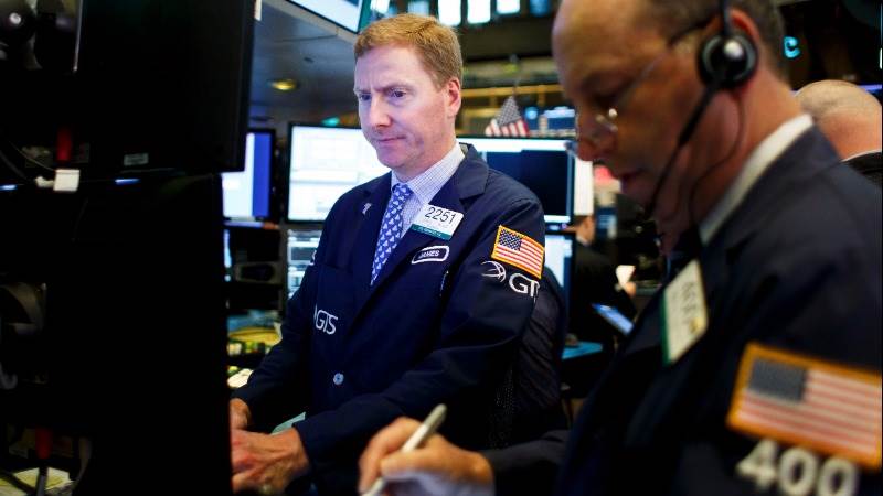 US stocks start flat as earnings come in