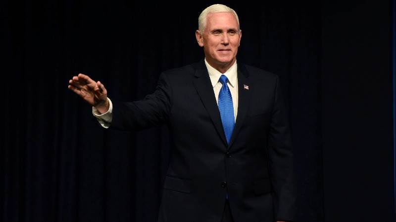 Trump retweets Pence on portrait unveiling