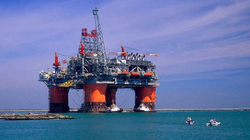 Oil trades slightly lower on inventory rise fears