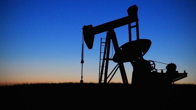 Oil prices jump 1% on drop in US inventories