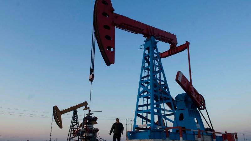 Brent plunges 4% amid trade war fears, Libya reopening ports