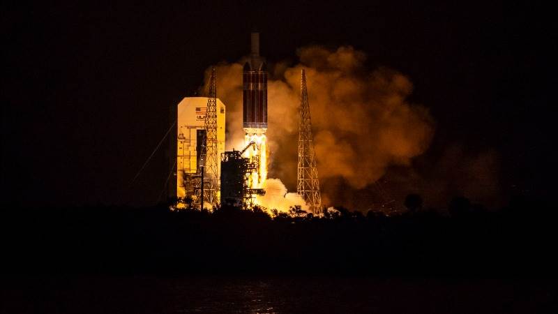 NASA launches probe toward Sun's corona