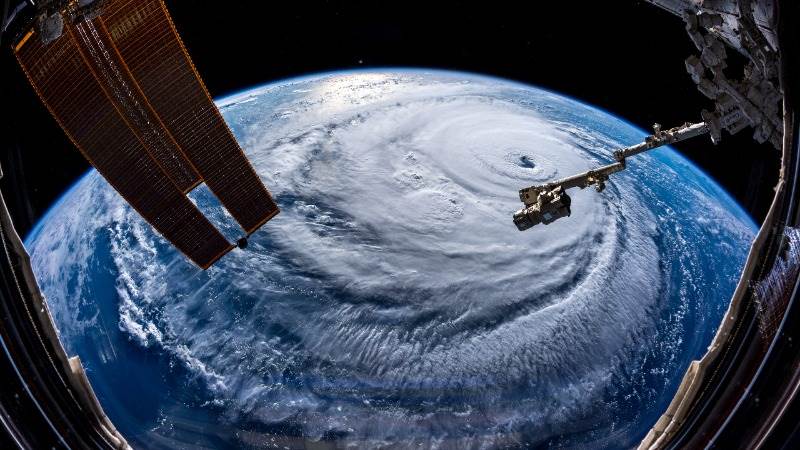 Hurricane Florence's eyewall nears N. Carolina
