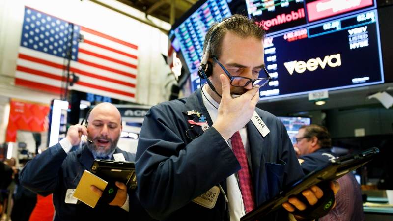 Dow down 300pts after trading briefly in the green