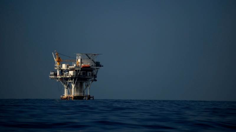 Oil drops 2.5% after EIA reports rise in US stockpiles
