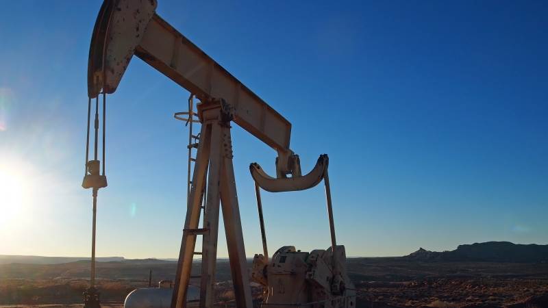 Oil jumps 1%, begins rebound from sharp losses