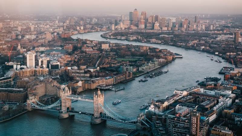 Europe ends in the red, Brexit in focus