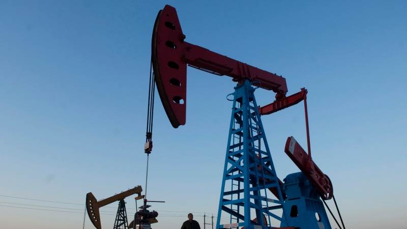 US oil rig count rises by 8 to 869 - Baker Hughes